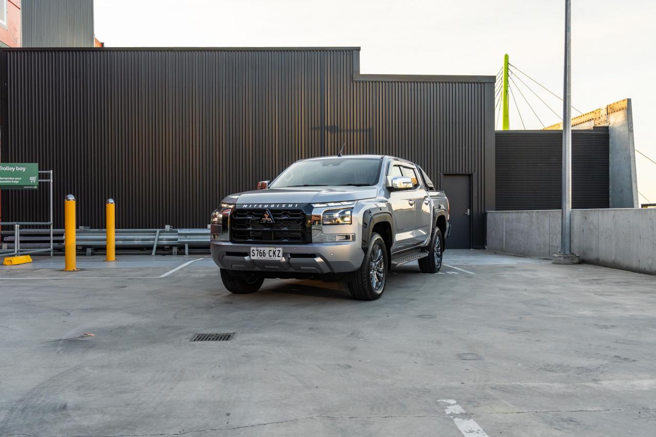 Detailed comparison of Mitsubishi Triton vs Toyota Hilux